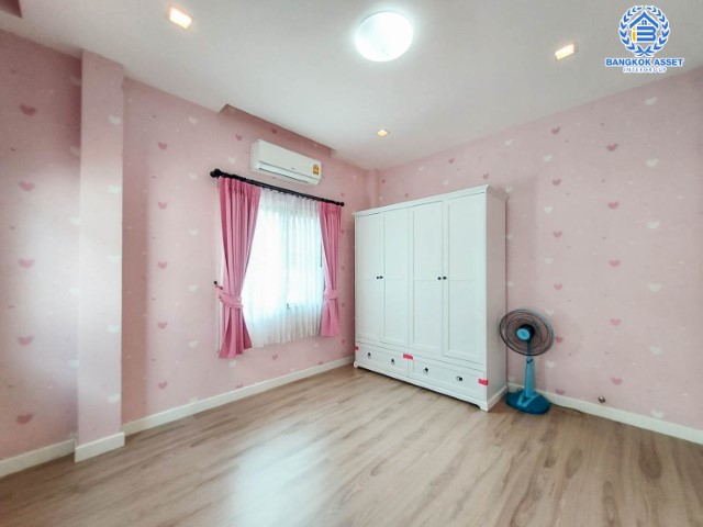 *****บ้านเดี่ยวมือสองย่านนนทบุรี ม.ลัดดาวิลล์4 บ้านกล้วย-ไทรน้อย บ้านสวยหลังใหญ่ เนื้อที่มากสุดถึง 53.4 ตร.ว. ฟังก์ชันครบ 4 ห้องนอน 3 ห้องน้ำ 2 ที่จอดรถ บนทำเลศักยภาพ ใกล้จุดขึ้นทางด่วน "กาญจนาภิเษก" เพียง 15 นาทีก็ถึงรถไฟฟ้าสายสีม่วง "สถานีคลองบางไผ่" ในราคาสุดคุ้ม!